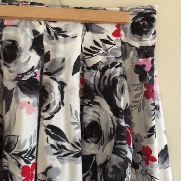 Flowy pleaded skirt with flower details - Picture 2 of 3